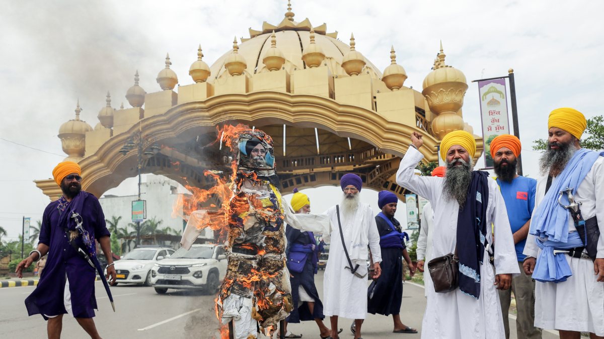 Committee burns effigy of SGPC chief over Guru Granth Sahib transport