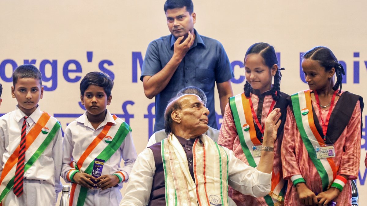 Rajnath Singh interacts with students at KGMU convocation