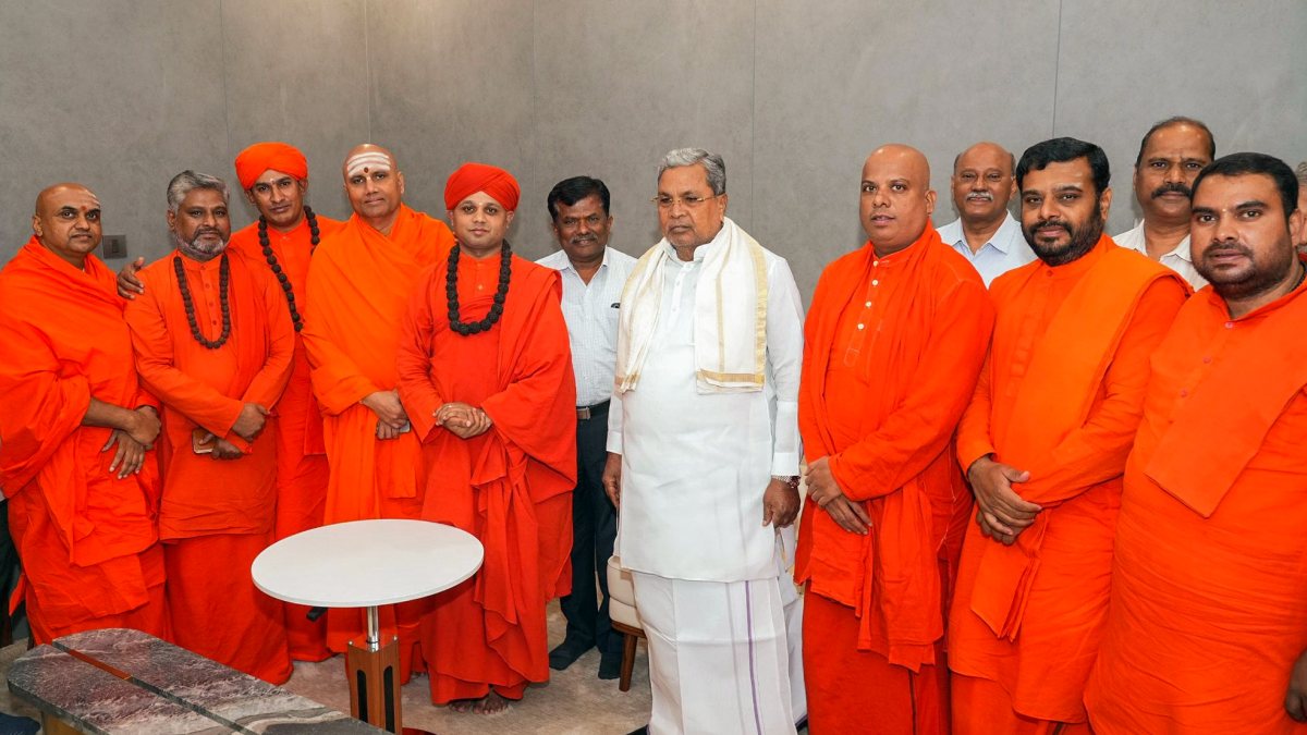 Siddaramaiah poses with saints from various communities in Bengaluru