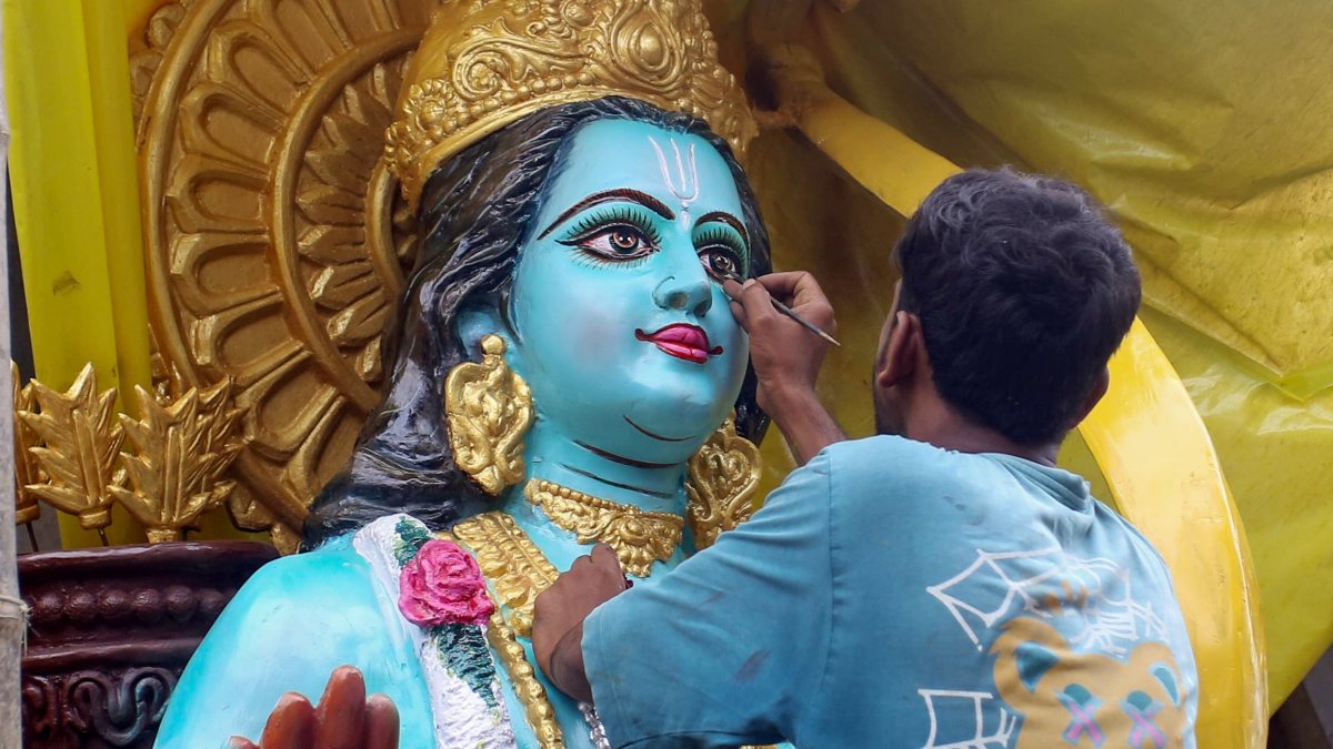 12-foot Lord Ram statue crafted in Kolkata for Malda installation