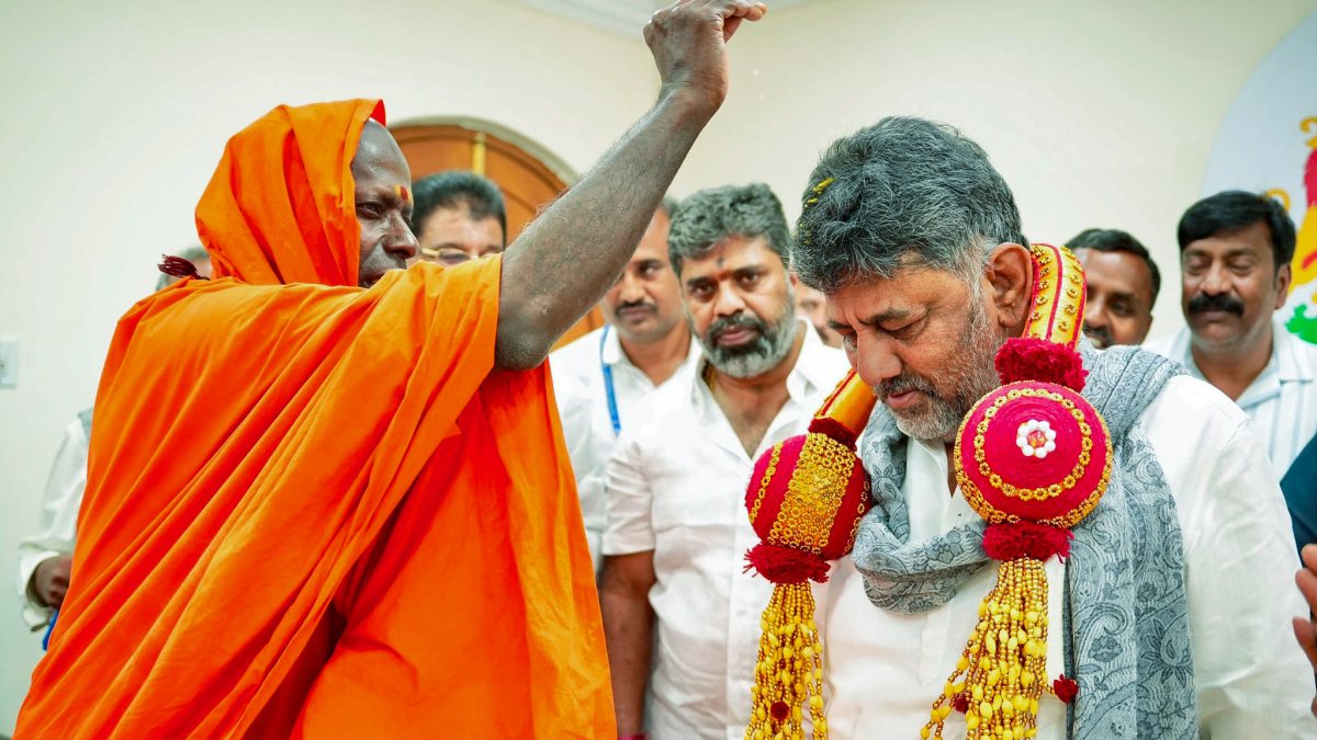 Karnataka CM Shivakumar receives blessings from seer in Bengaluru