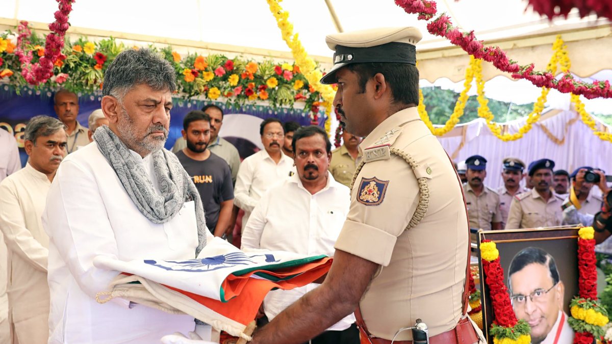 Karnataka CM Shivkumar receives national flag at Hanumanthappa's funeral