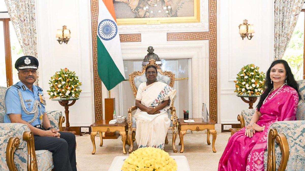 Air Marshal Ashutosh Dixit meets President Murmu at Rashtrapati Bhavan
