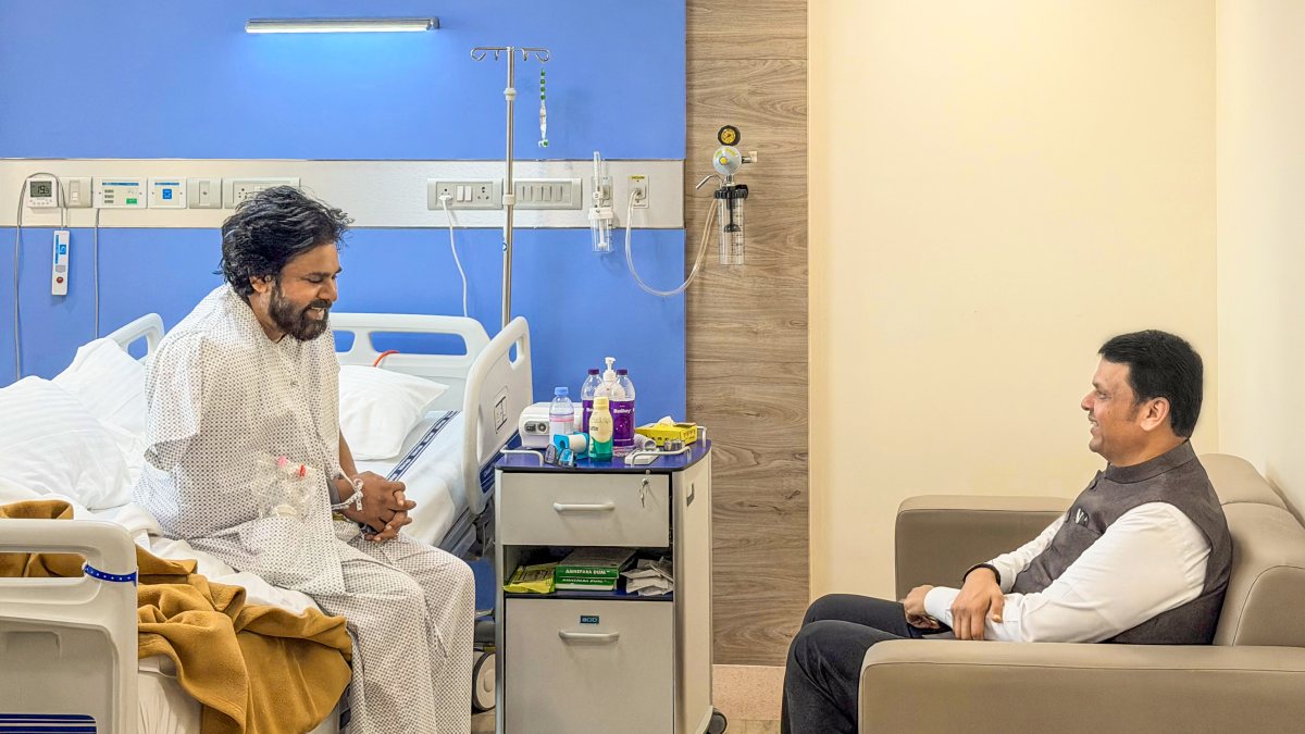 Fadnavis meets Pawan Kalyan at Mumbai hospital