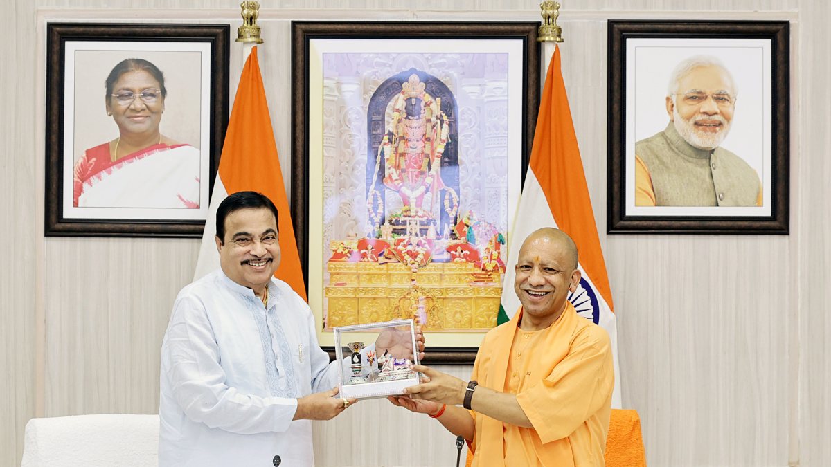 Nitin Gadkari felicitated by Yogi Adityanath in Lucknow
