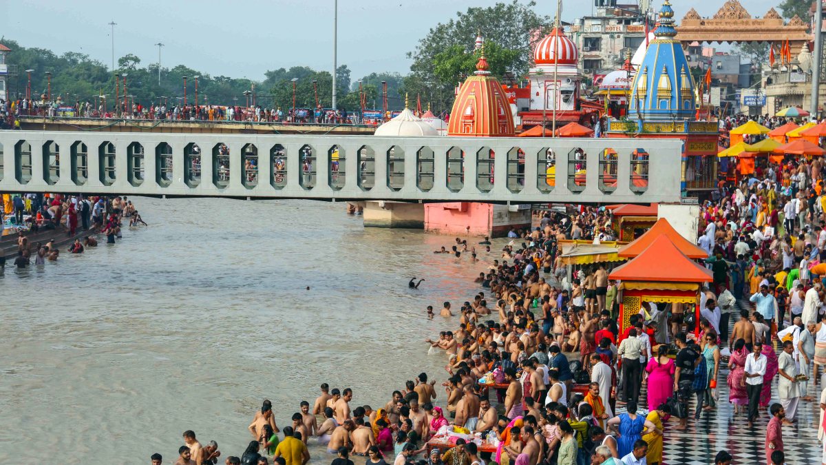 Devotees take holy dip at Har Ki Pauri on Amavasya