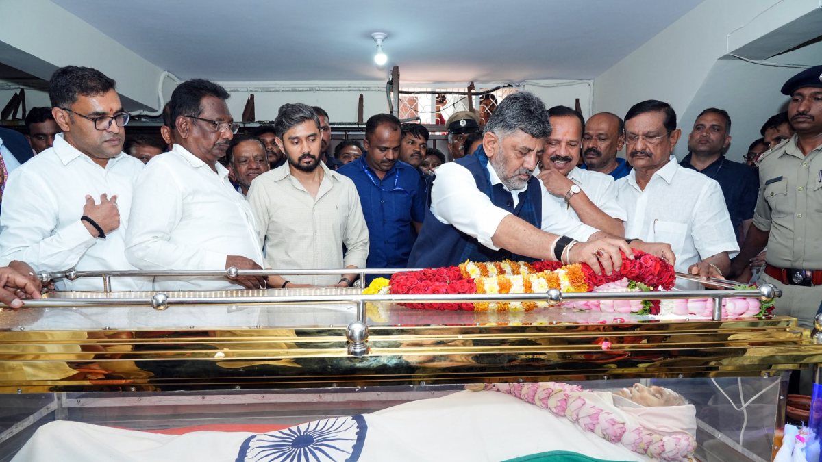 Karnataka CM Shivakumar pays tribute to Ramachandra Gowda