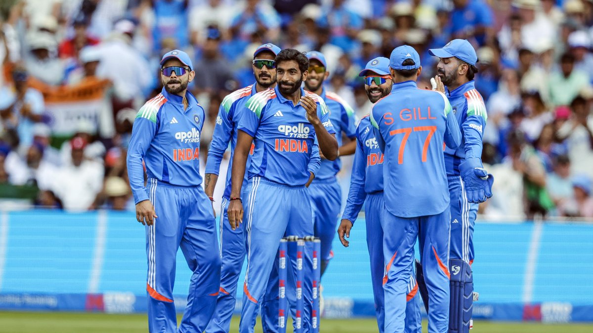 Jasprit Bumrah and teammates celebrate Harry Brook's wicket