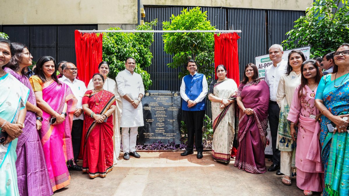 Fadnavis inaugurates Kala Ghoda Art Avenue beautification