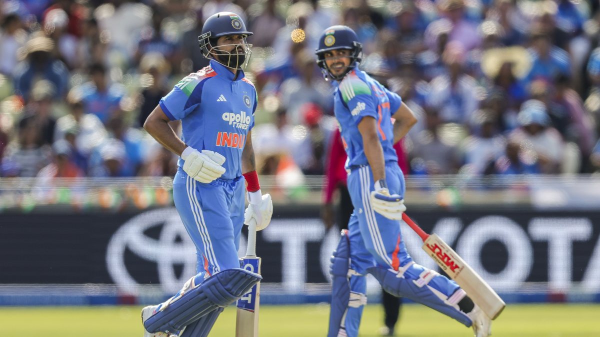 Shreyas Iyer and Shubman Gill run between wickets in first ODI