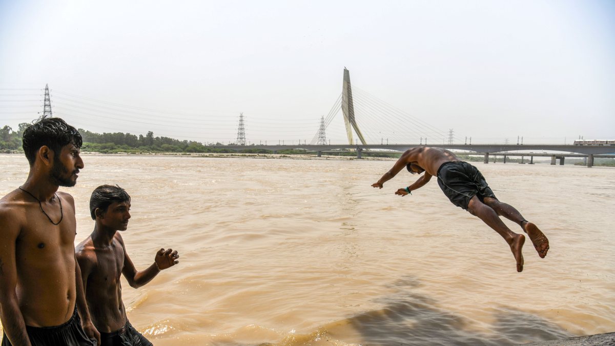 Boy jumps into Yamuna as water level rises in Delhi