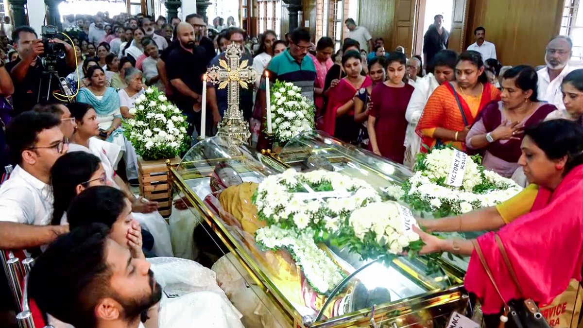 People pay homage to Kollam couple killed in Vietnam boat capsize