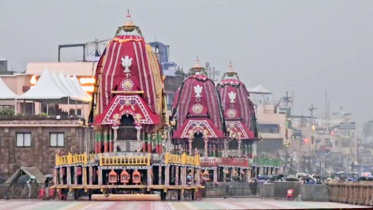 Heavy rain douses decorated chariot in Puri