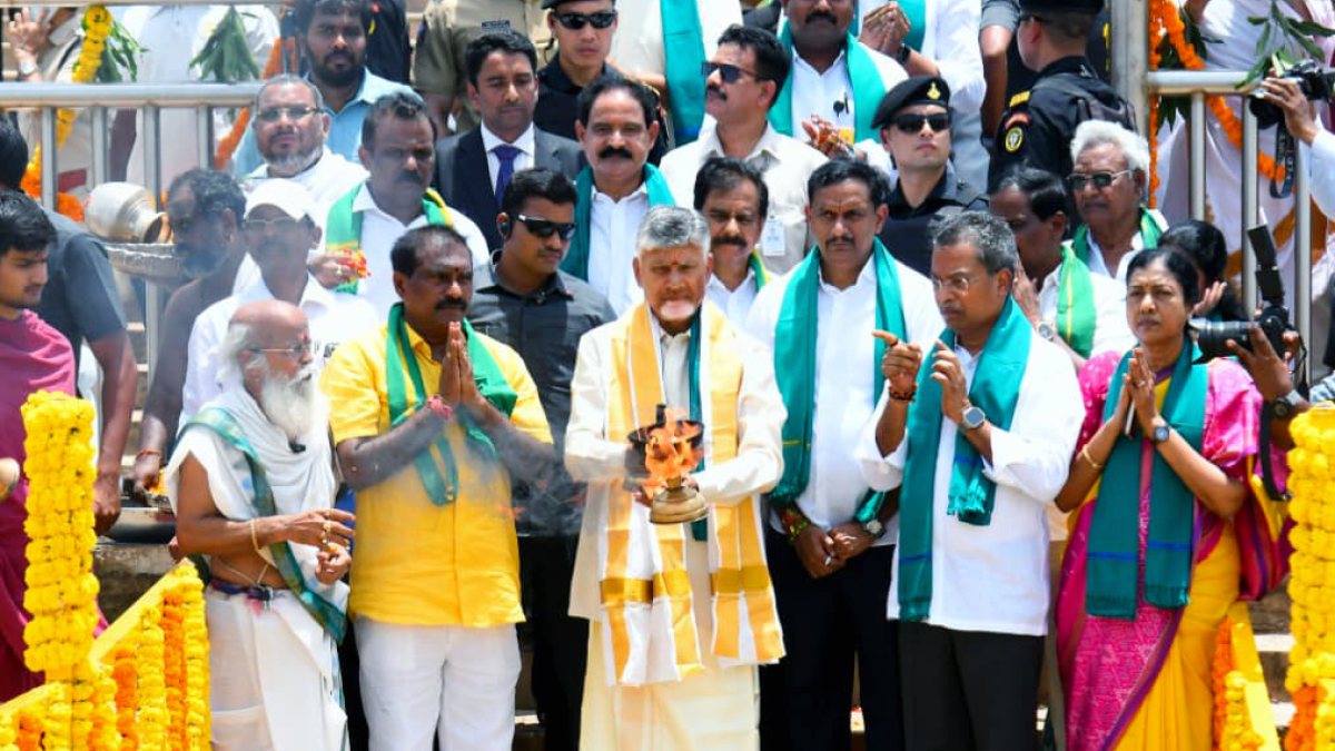 Andhra CM Naidu performs Jalaharati at river confluence