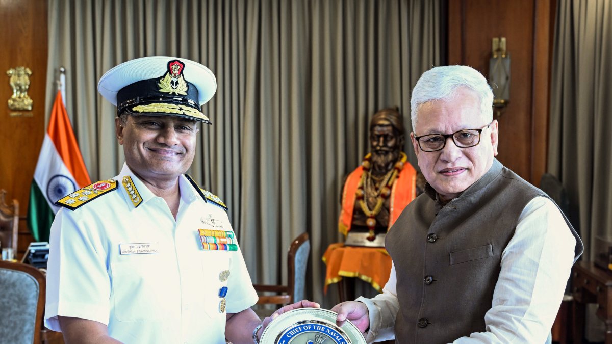 Navy chief Admiral Swaminathan meets Maharashtra Governor