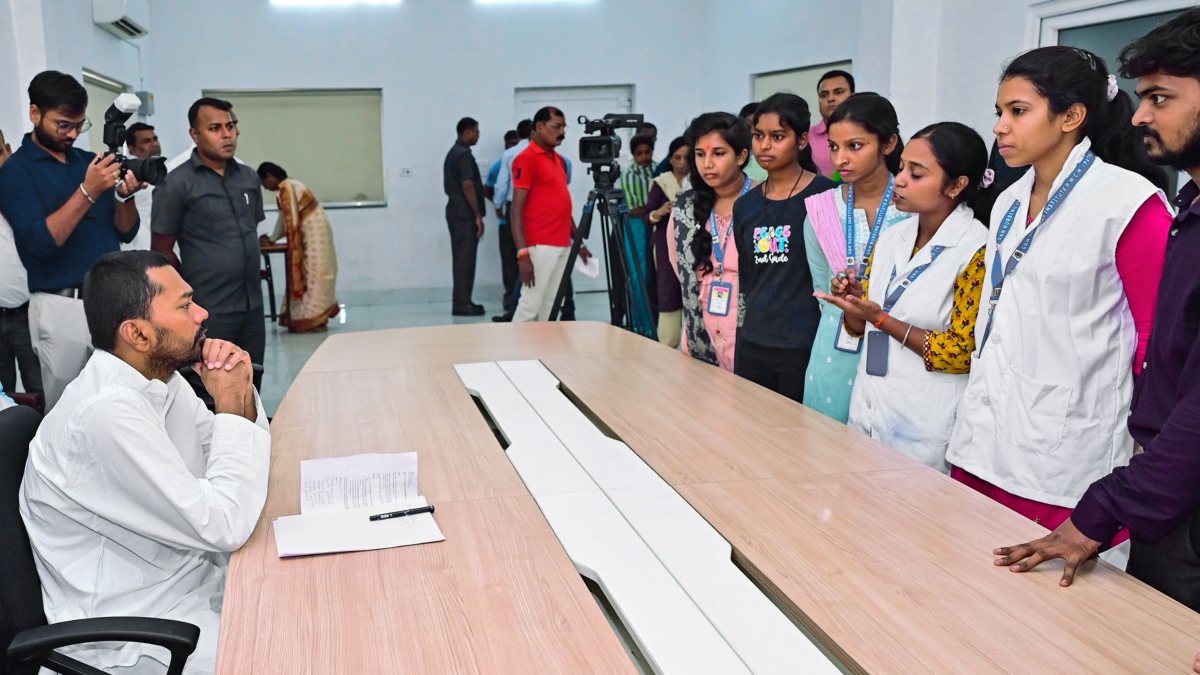 Bihar health minister listens to public grievances at Jansunwai