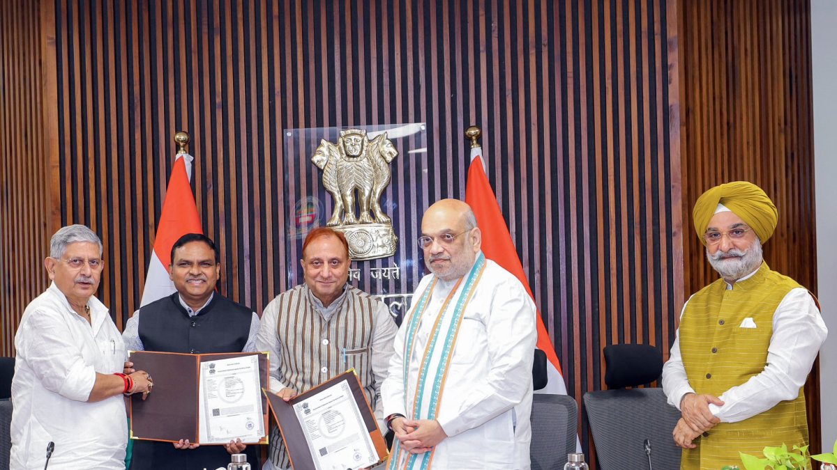 Amit Shah witnesses MoU for CBG plants using cow dung