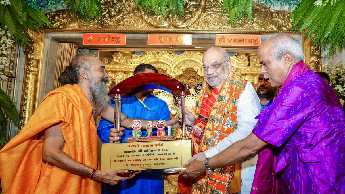Amit Shah felicitated at Jagannath Temple Rath Yatra in Ahmedabad