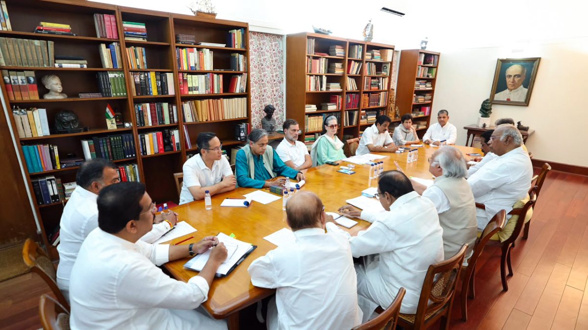 Congress leaders meet at 10 Janpath for strategy session