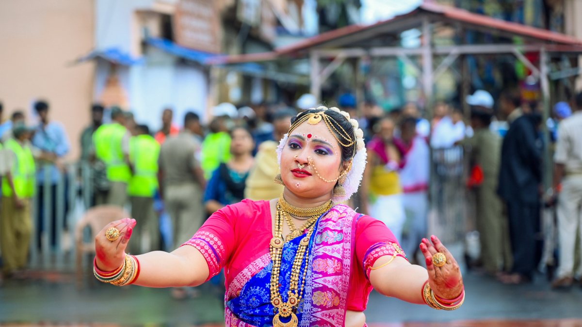 Artist performs at Puri Jagannath Rath Yatra