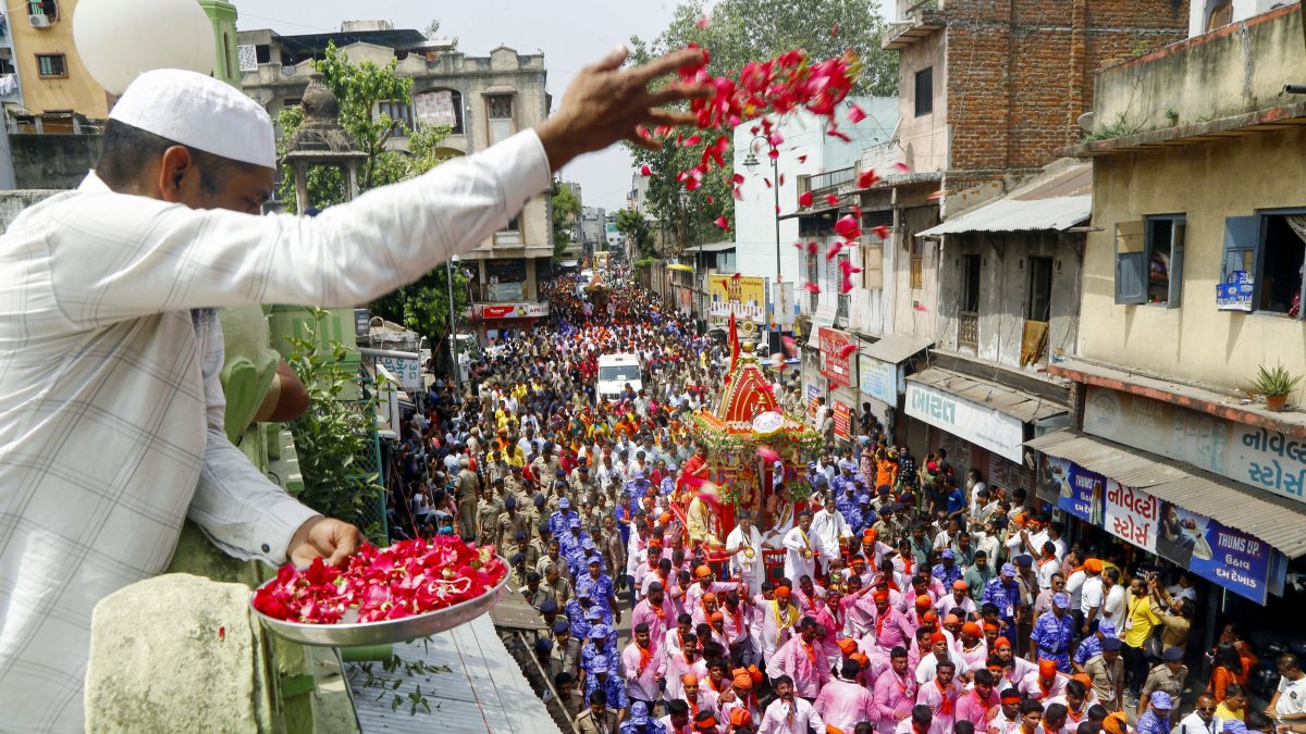 Muslim man showers flowers on Lord Jagannath Rath Yatra