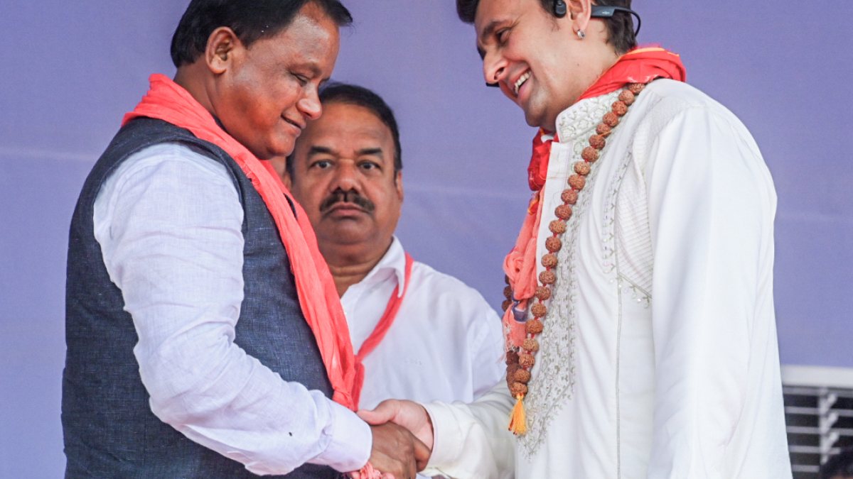 Odisha CM Majhi meets Sonu Nigam at Rath Yatra