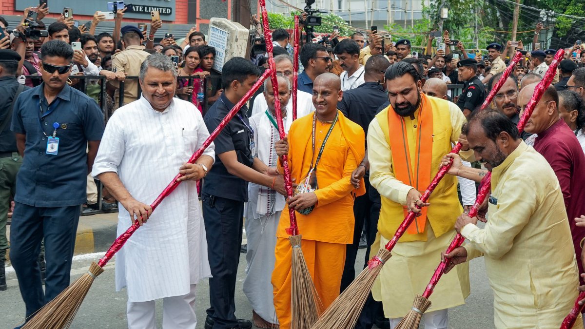 Bihar CM sweeps road during ISKCON Rath Yatra in Patna