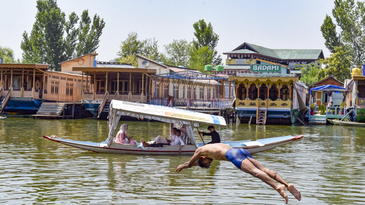 Tourist dives into Dal Lake amid Srinagar heatwave