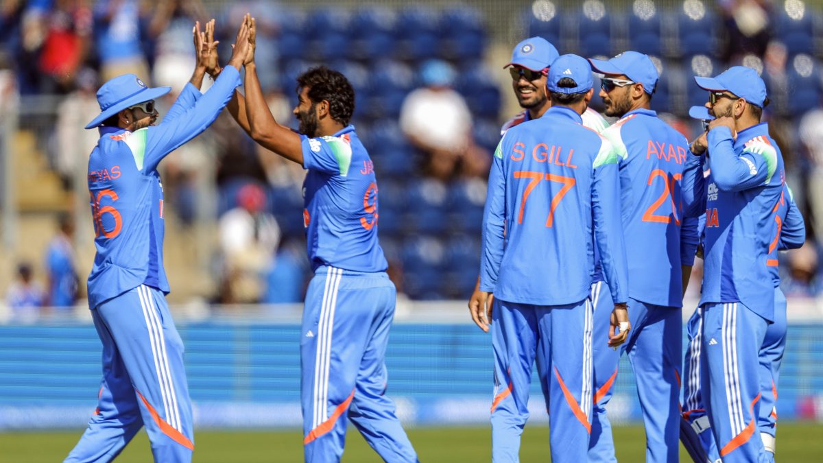 Jasprit Bumrah and teammates celebrate Ben Duckett's wicket in Cardiff