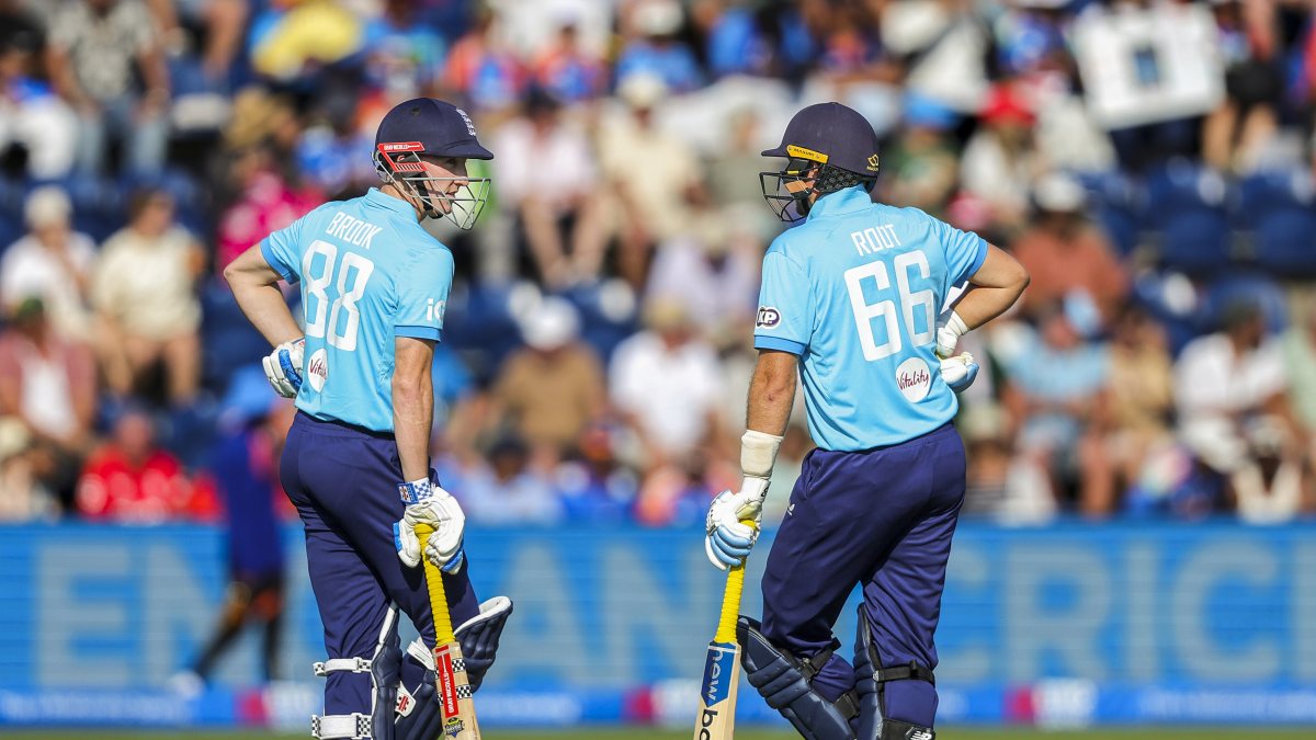 Root and Brook on field during 2nd ODI against India in Cardiff
