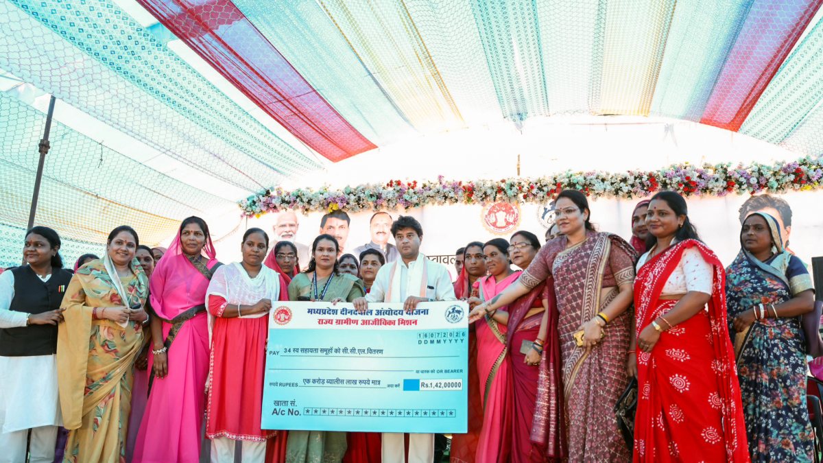 Scindia presents cheque at Aajivika Behna program in Ashoknagar