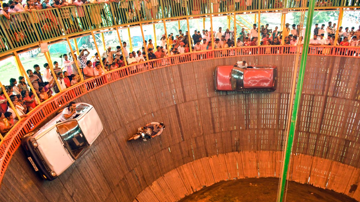 Cars and bikes perform stunts at death well in Ranchi fair