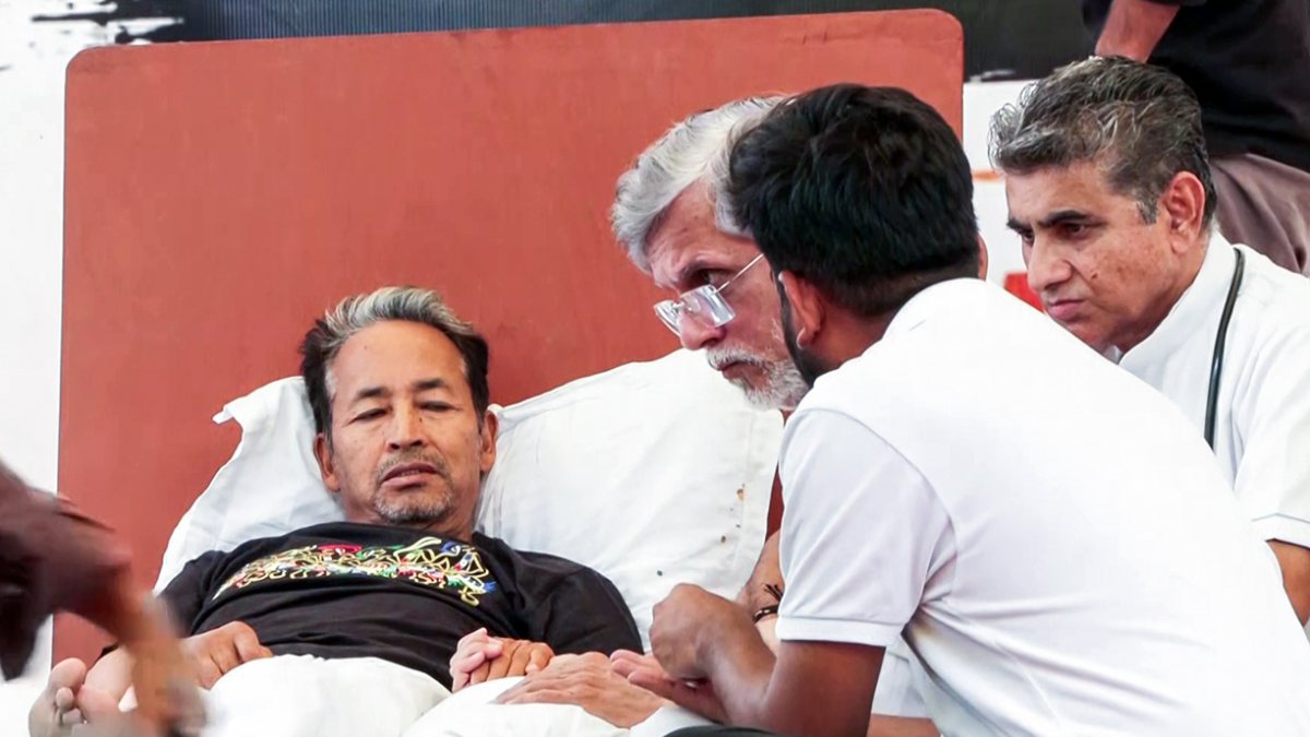 Congress leader Pawan Khera meets hunger-striking Sonam Wangchuk at Jantar Mantar