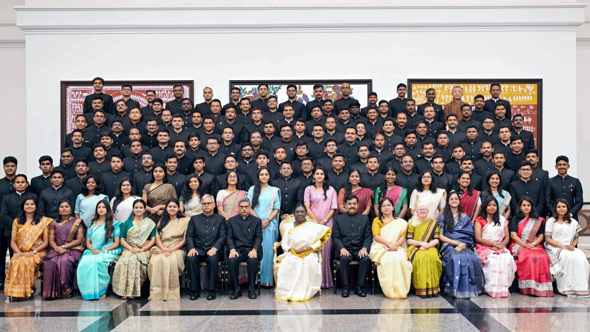 President Murmu poses with Indian Forest Service probationers