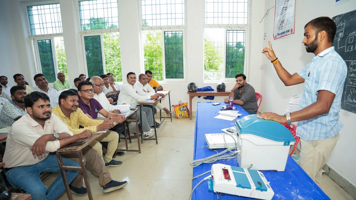 Election officials train on EVM and VVPAT in Patna