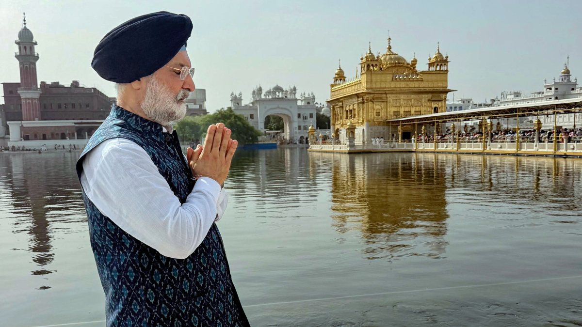 Delhi LG Taranjit Singh Sandhu offers prayers at Golden Temple