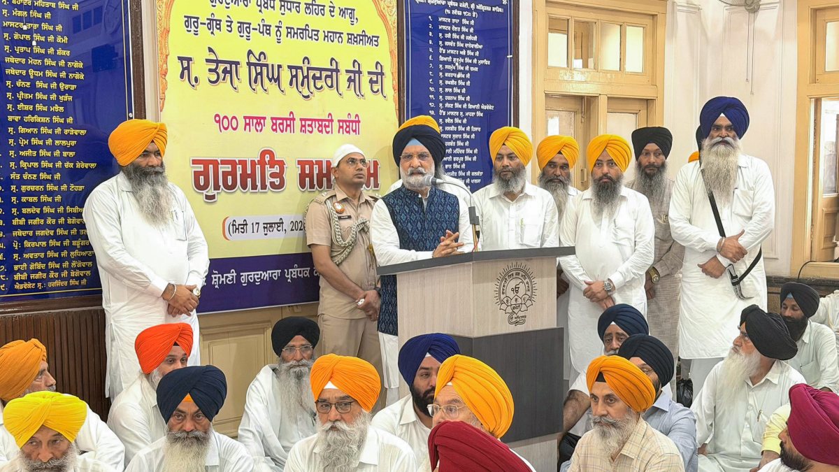 Delhi LG Sandhu attends Akhand Path bhog at Golden Temple