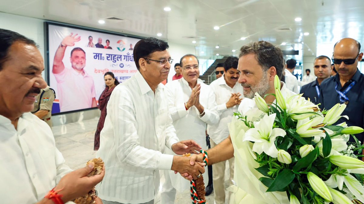 Rahul Gandhi gets warm welcome from Congress leaders in Dehradun