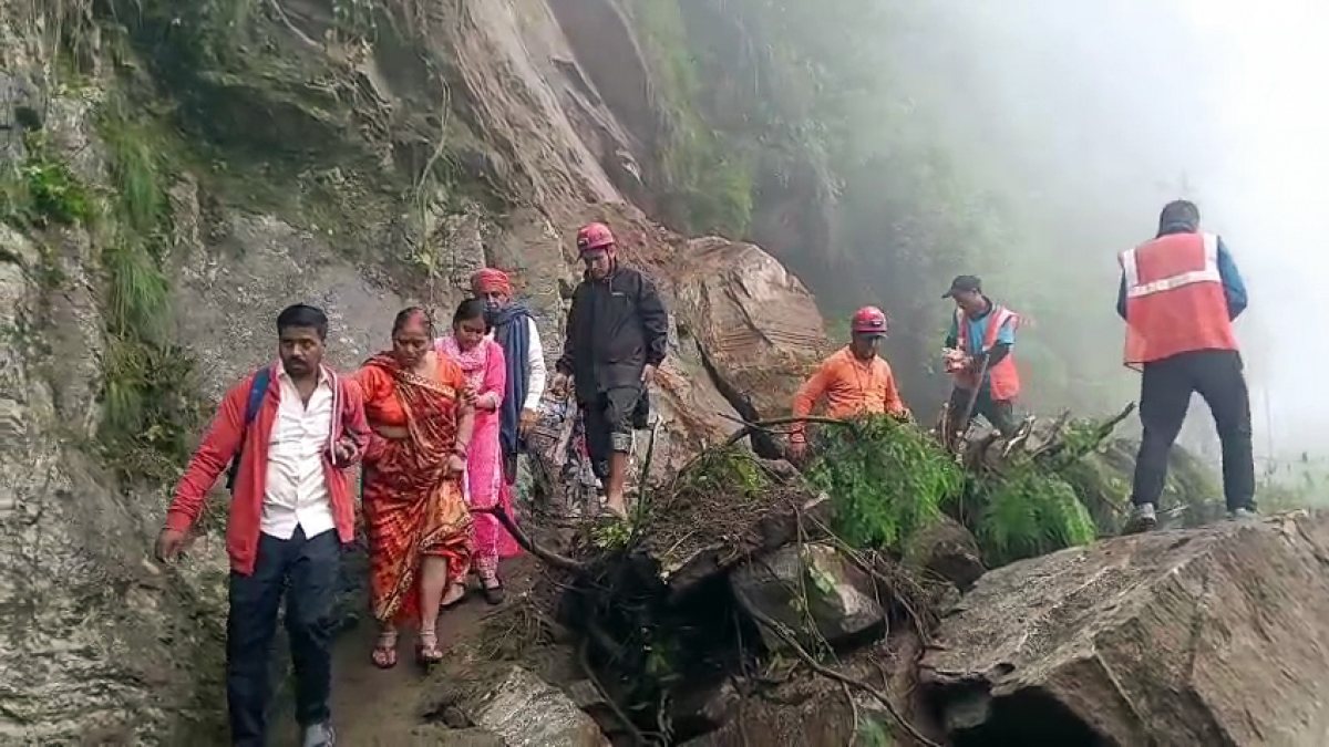 YMF team evacuates pilgrims after boulders fall on Kedarnath route