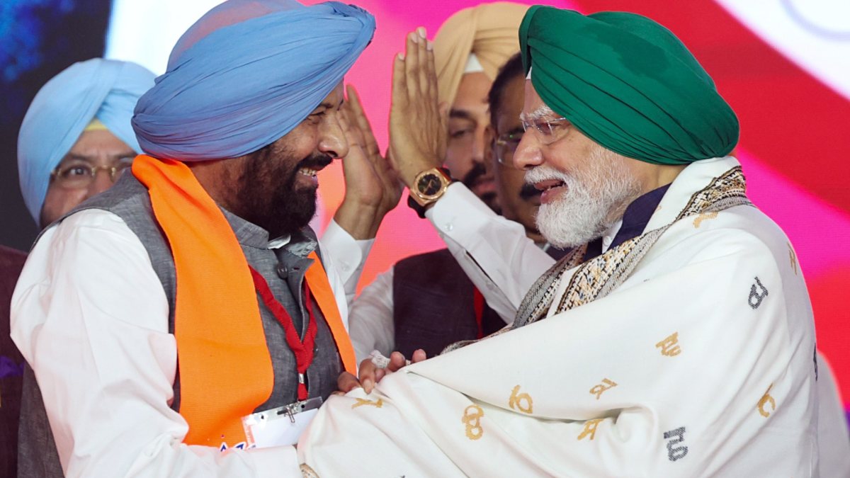 PM Modi felicitated at Jalandhar public meeting