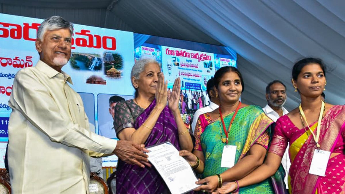 Andhra CM, Union minister hand over loan documents to beneficiary