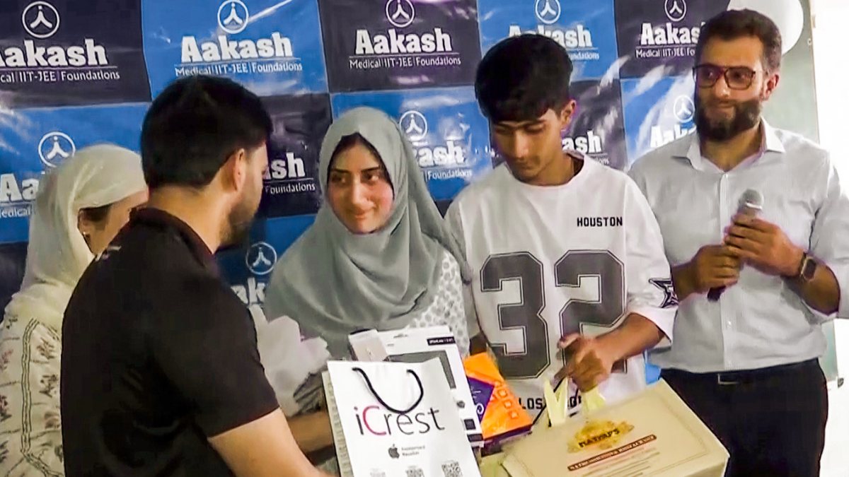 J&K NEET UG 2026 topper Hadiya Nisar felicitated in Srinagar