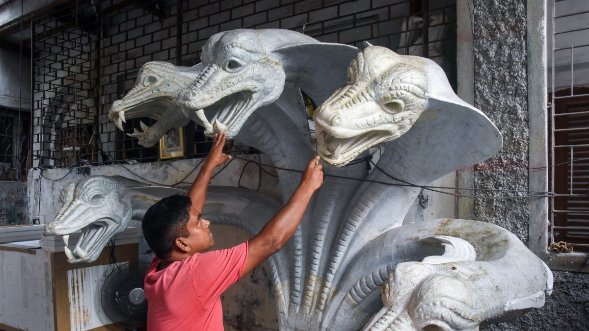 Artisan adds final touches to serpent structure for Shravani Mela