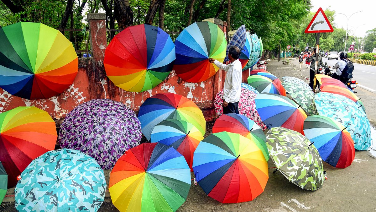 Vendor sets up umbrella stall as monsoon arrives in Nagpur