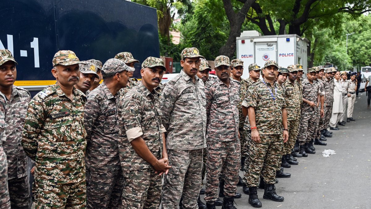 Security guard at Jantar Mantar after Wangchuk hospitalised