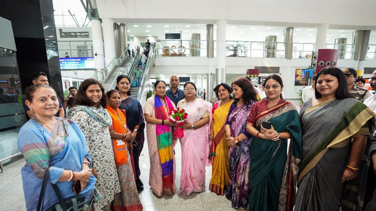 Delhi CM Rekha Gupta welcomed by BJP workers in Varanasi