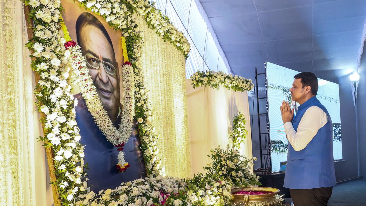 Fadnavis pays tribute to former MLC Baburao Tidke