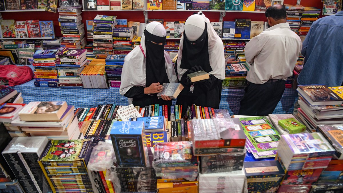 Chinar Book Festival draws book lovers in Srinagar