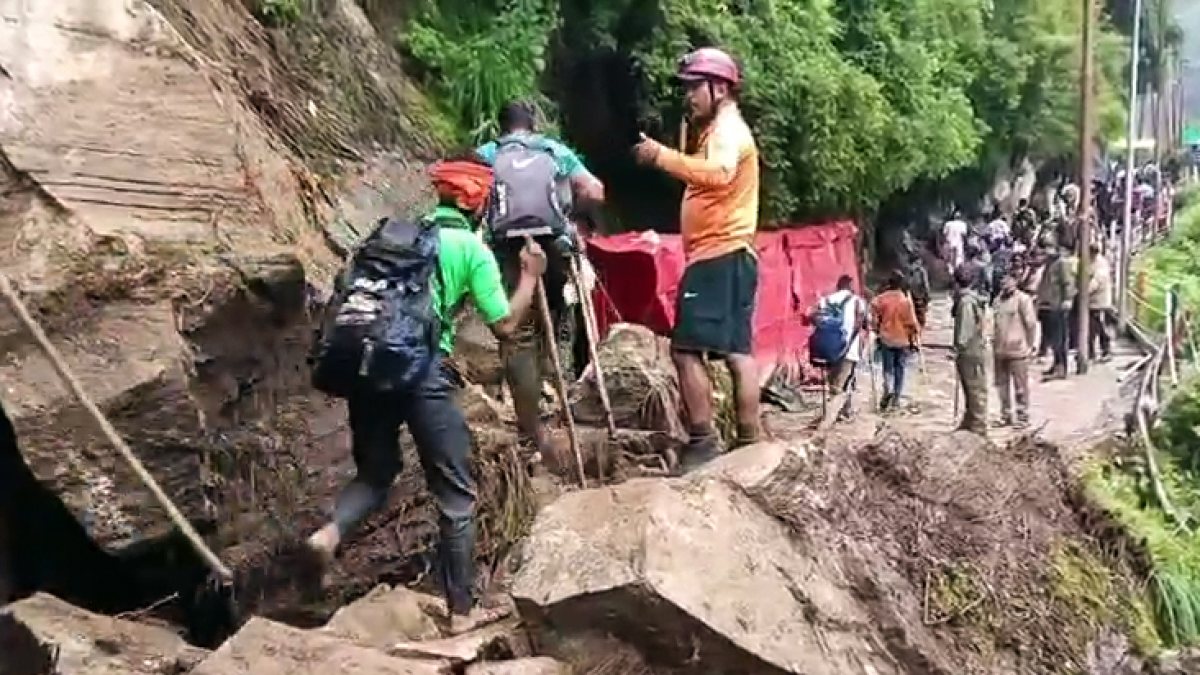 Pilgrims resume trekking after Kedarnath route debris clearance
