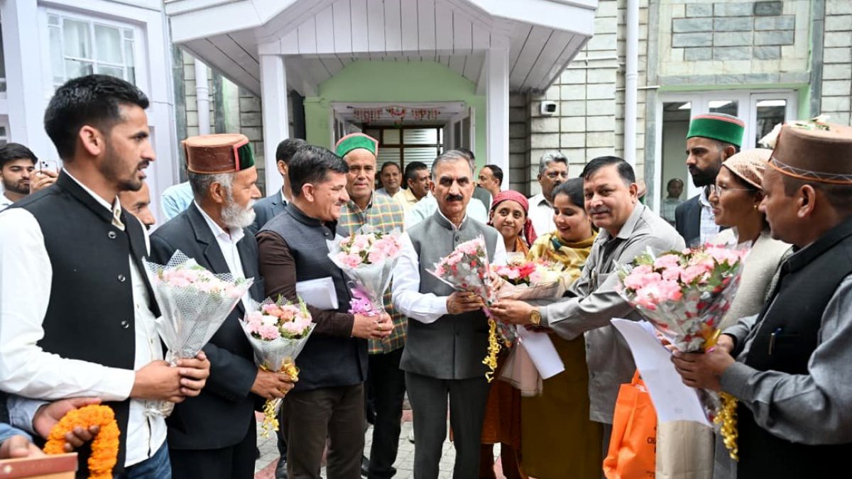 Himachal CM Sukhu meets public, hears grievances at Oakover